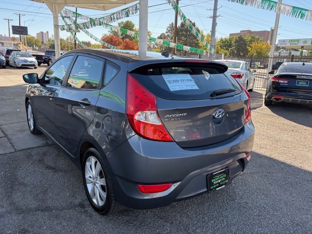 Hyundai Accent SE 5-Door 2012 Hyundai Accent SE 5-Door 2012