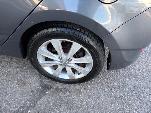 Hyundai Accent SE 5-Door 2012 Hyundai Accent SE 5-Door 2012