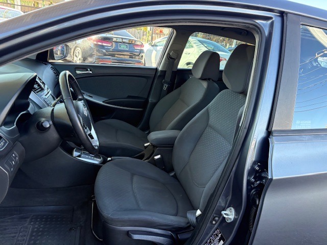 Hyundai Accent SE 5-Door 2012 Hyundai Accent SE 5-Door 2012