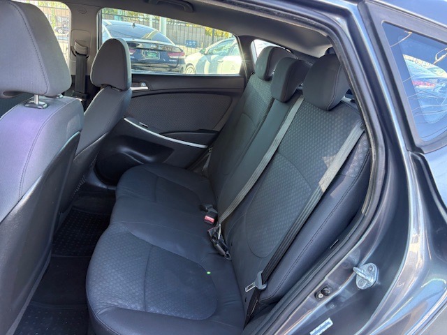 Hyundai Accent SE 5-Door 2012 Hyundai Accent SE 5-Door 2012