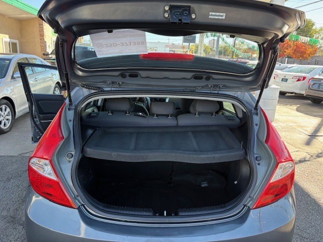 Hyundai Accent SE 5-Door 2012 Hyundai Accent SE 5-Door 2012