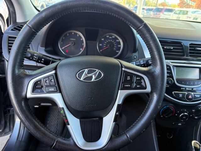 Hyundai Accent SE 5-Door 2012 Hyundai Accent SE 5-Door 2012