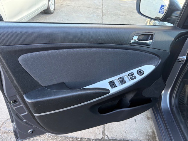 Hyundai Accent SE 5-Door 2012 Hyundai Accent SE 5-Door 2012