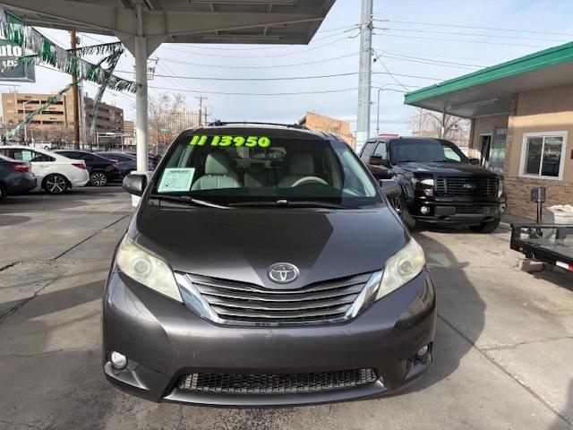 Toyota Sienna XLE 2011