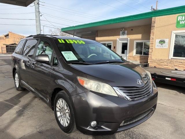 Toyota Sienna XLE 2011