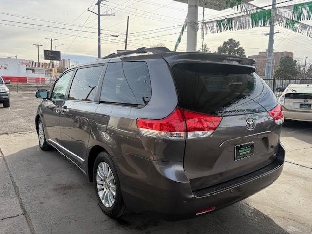 Toyota Sienna XLE 2011