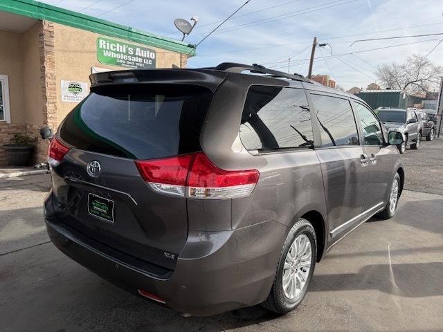 Toyota Sienna XLE 2011