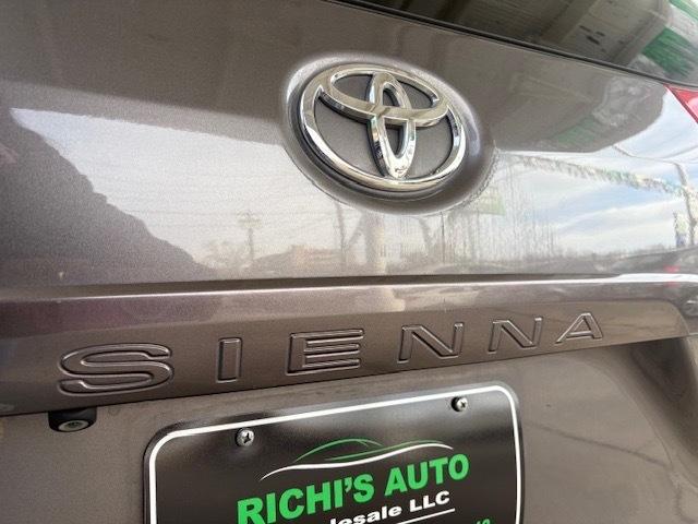 Toyota Sienna XLE 2011