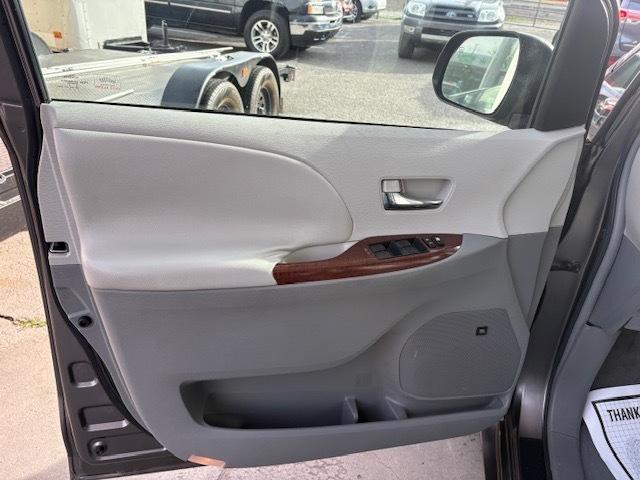 Toyota Sienna XLE 2011