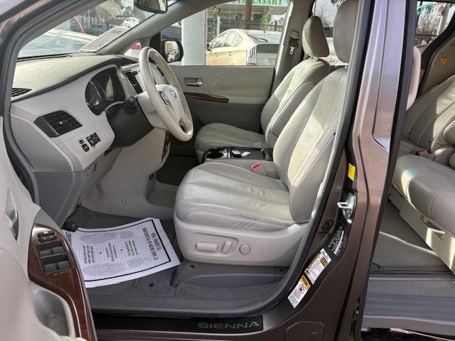 Toyota Sienna XLE 2011