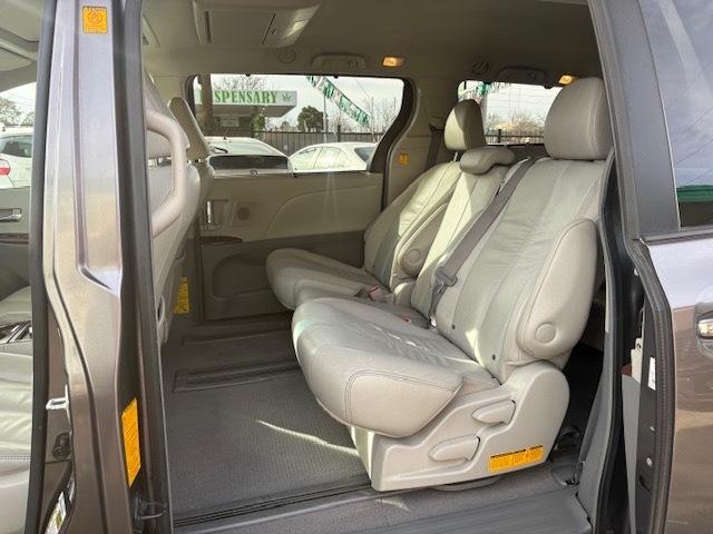 Toyota Sienna XLE 2011