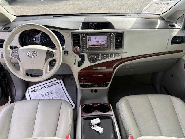 Toyota Sienna XLE 2011