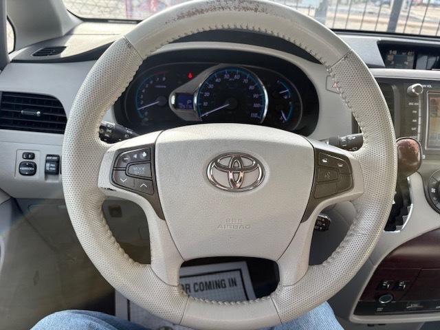 Toyota Sienna XLE 2011