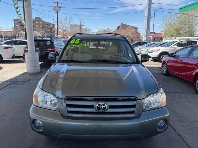 Toyota Highlander V6 2WD with 3rd-Row Seat 2005