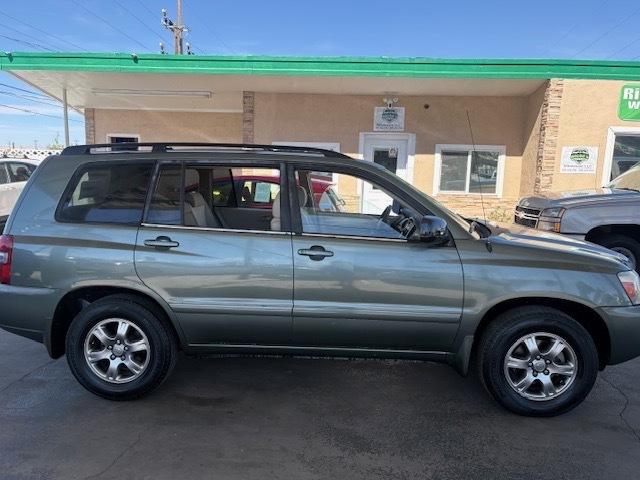 Toyota Highlander V6 2WD with 3rd-Row Seat 2005