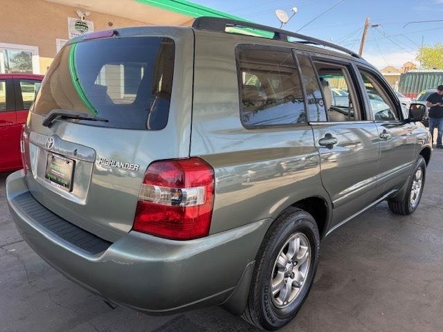 Toyota Highlander V6 2WD with 3rd-Row Seat 2005
