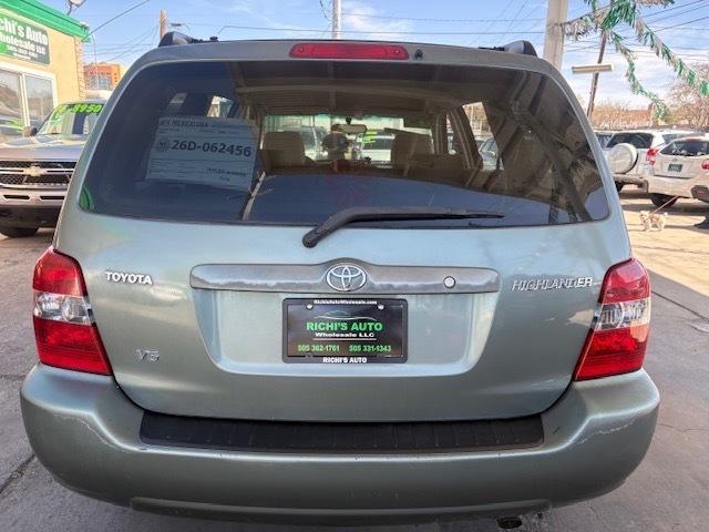Toyota Highlander V6 2WD with 3rd-Row Seat 2005
