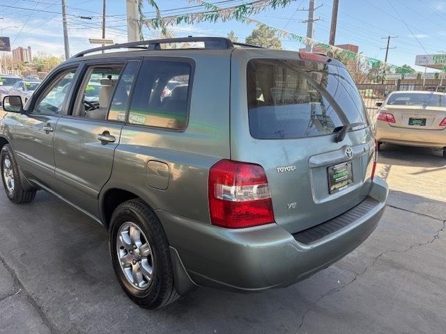 Toyota Highlander V6 2WD with 3rd-Row Seat 2005