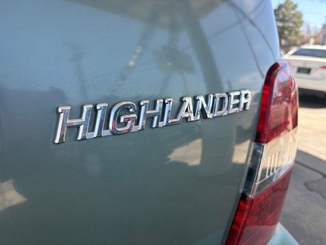 Toyota Highlander V6 2WD with 3rd-Row Seat 2005