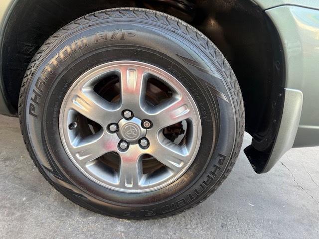 Toyota Highlander V6 2WD with 3rd-Row Seat 2005