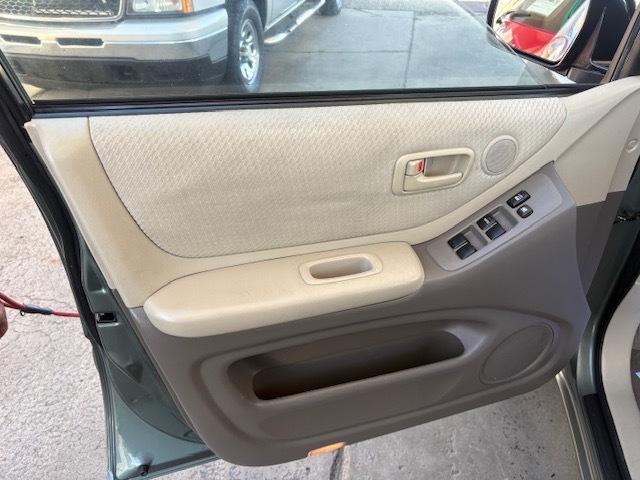 Toyota Highlander V6 2WD with 3rd-Row Seat 2005