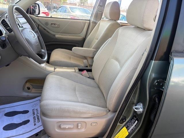 Toyota Highlander V6 2WD with 3rd-Row Seat 2005