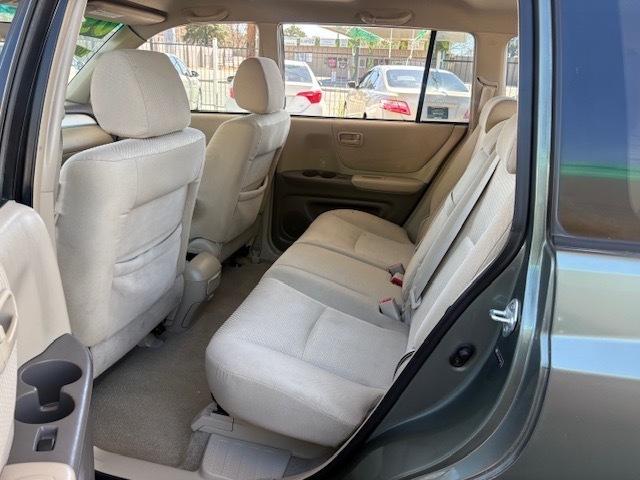 Toyota Highlander V6 2WD with 3rd-Row Seat 2005