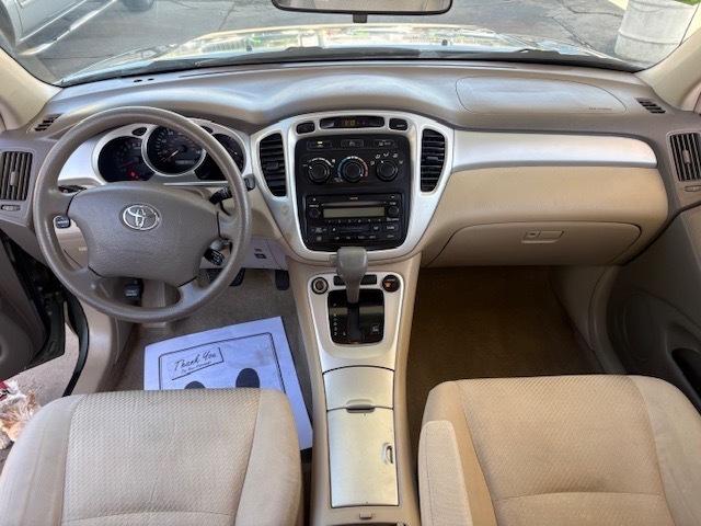 Toyota Highlander V6 2WD with 3rd-Row Seat 2005