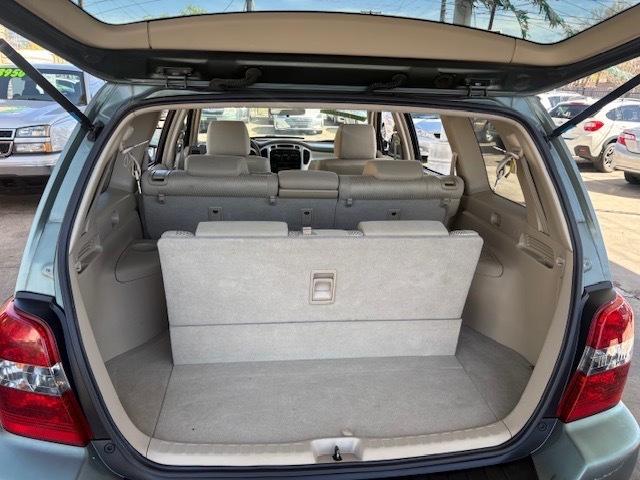 Toyota Highlander V6 2WD with 3rd-Row Seat 2005