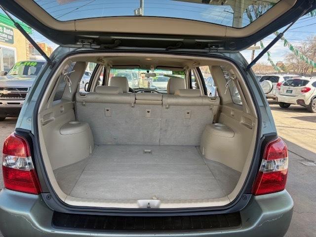 Toyota Highlander V6 2WD with 3rd-Row Seat 2005
