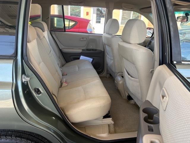 Toyota Highlander V6 2WD with 3rd-Row Seat 2005