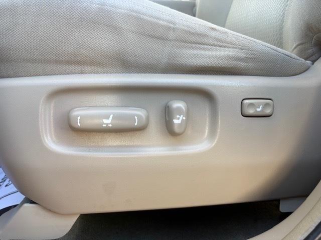 Toyota Highlander V6 2WD with 3rd-Row Seat 2005