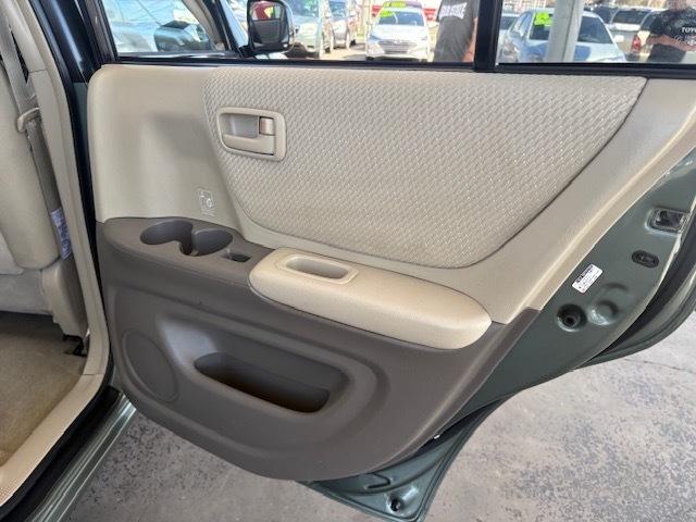 Toyota Highlander V6 2WD with 3rd-Row Seat 2005