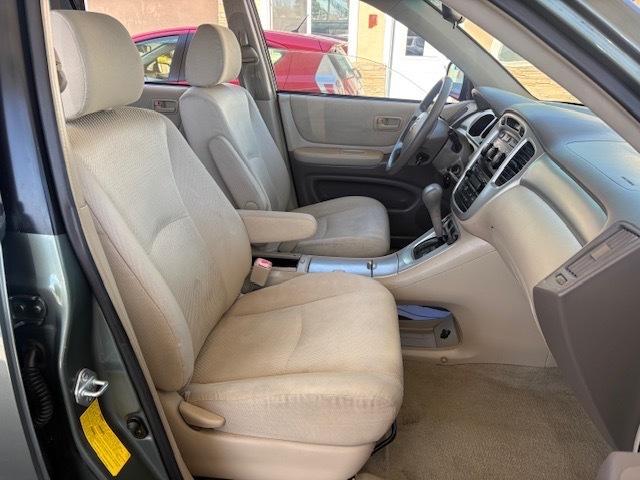 Toyota Highlander V6 2WD with 3rd-Row Seat 2005
