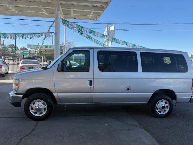 Ford Econoline E-350 XL Super Duty 2009