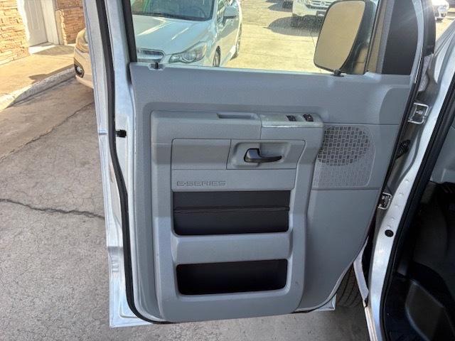 Ford Econoline E-350 XL Super Duty 2009