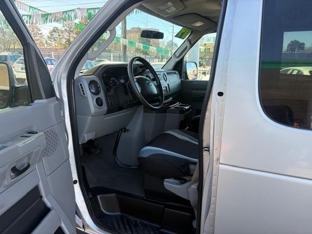 Ford Econoline E-350 XL Super Duty 2009