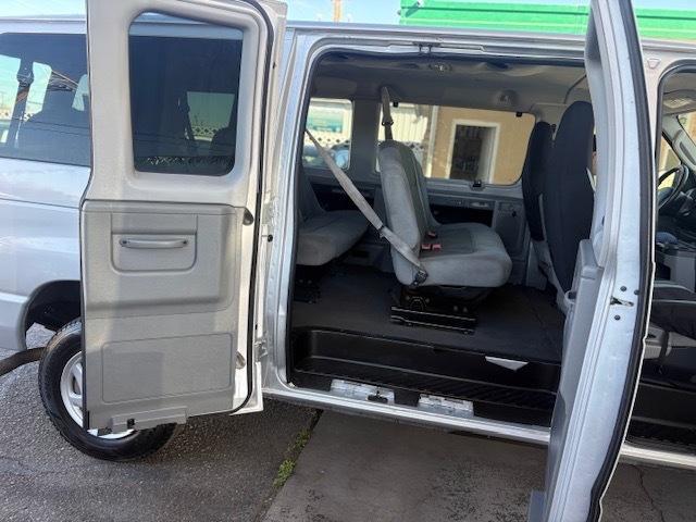 Ford Econoline E-350 XL Super Duty 2009