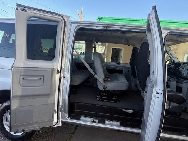 Ford Econoline E-350 XL Super Duty 2009