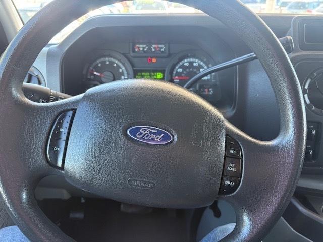 Ford Econoline E-350 XL Super Duty 2009