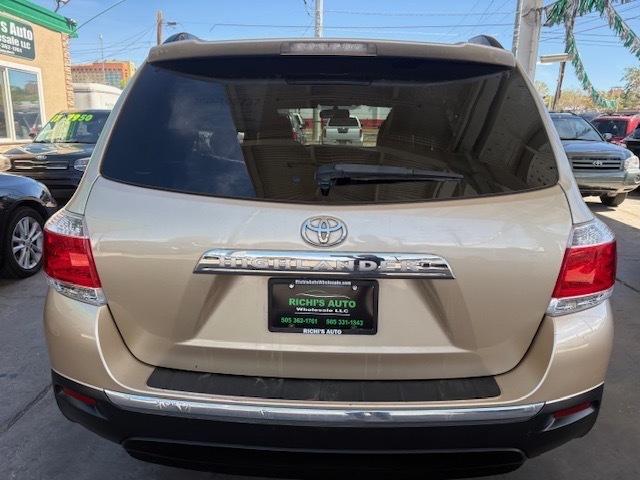 Toyota Highlander Base 2WD V6 2011