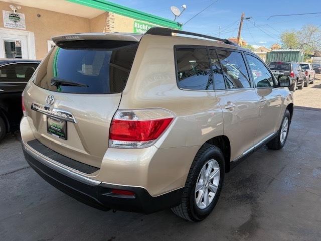 Toyota Highlander Base 2WD V6 2011