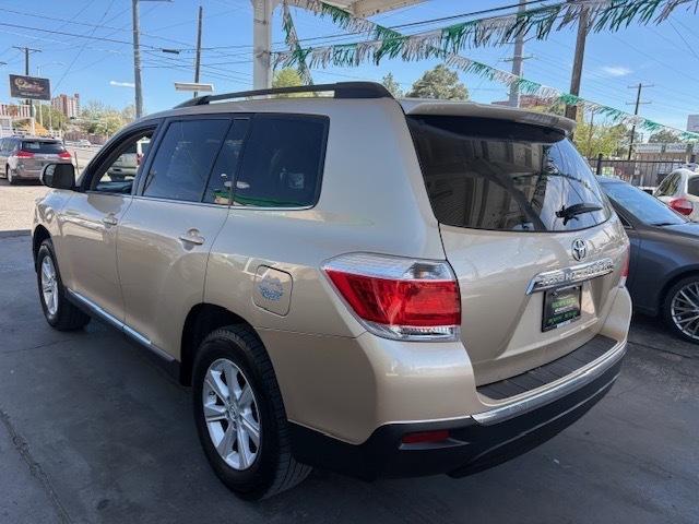 Toyota Highlander Base 2WD V6 2011