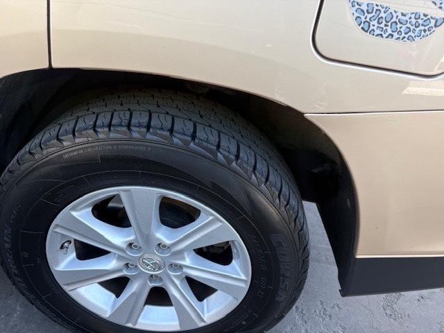 Toyota Highlander Base 2WD V6 2011