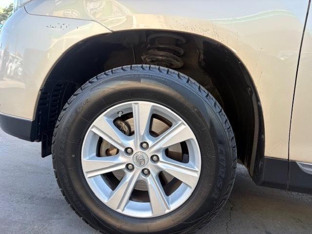 Toyota Highlander Base 2WD V6 2011