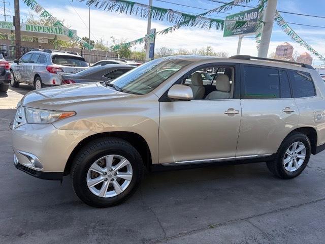 Toyota Highlander Base 2WD V6 2011