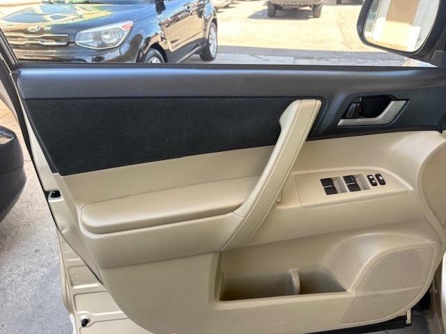 Toyota Highlander Base 2WD V6 2011