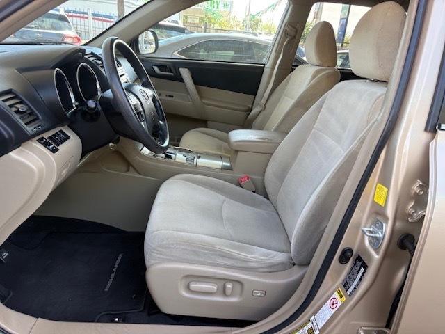 Toyota Highlander Base 2WD V6 2011