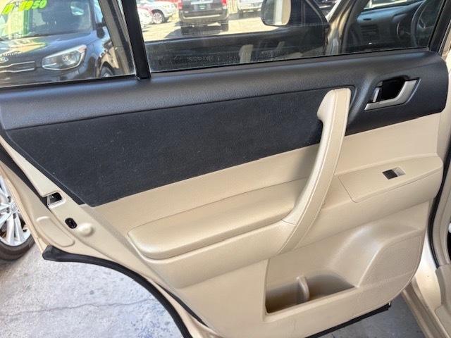 Toyota Highlander Base 2WD V6 2011