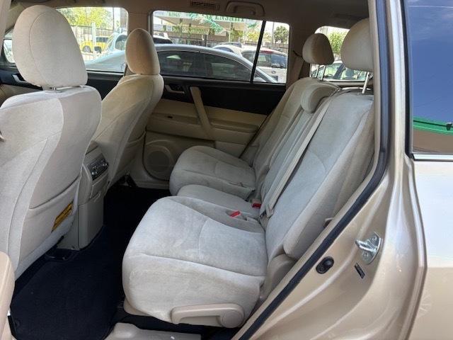 Toyota Highlander Base 2WD V6 2011